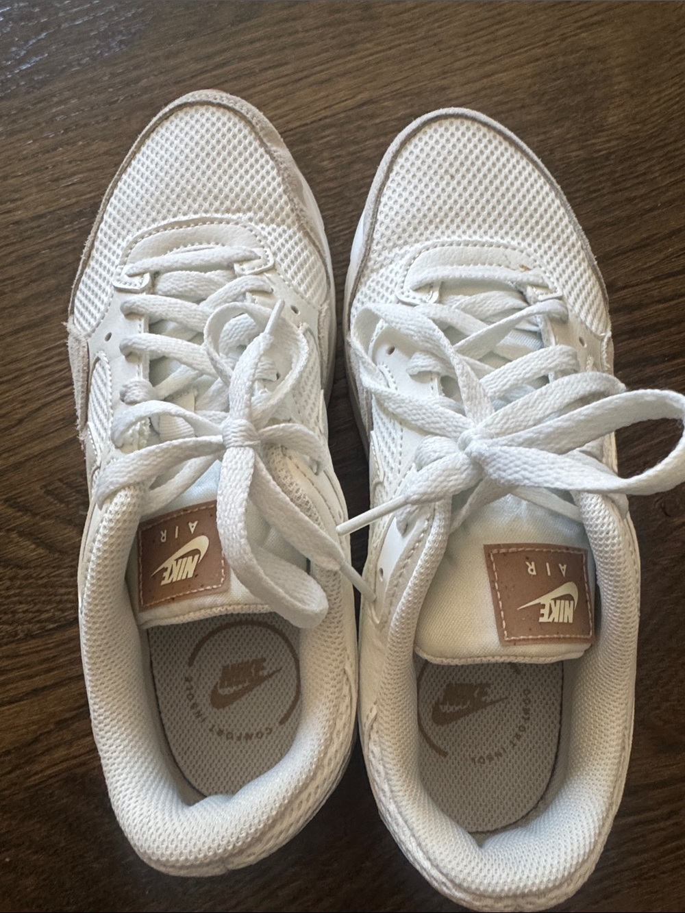 Nike beige and white low-top sneakers - Picture 4 of 5